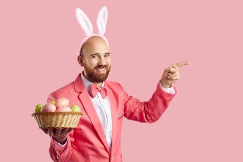 Eine Frau trägt Einkaufstüten und Hasenohren