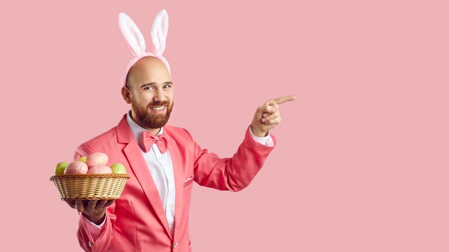 Eine Frau trägt Einkaufstüten und Hasenohren