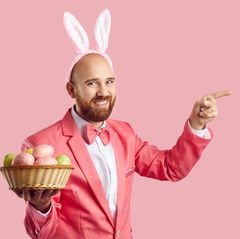 Eine Frau trägt Einkaufstüten und Hasenohren