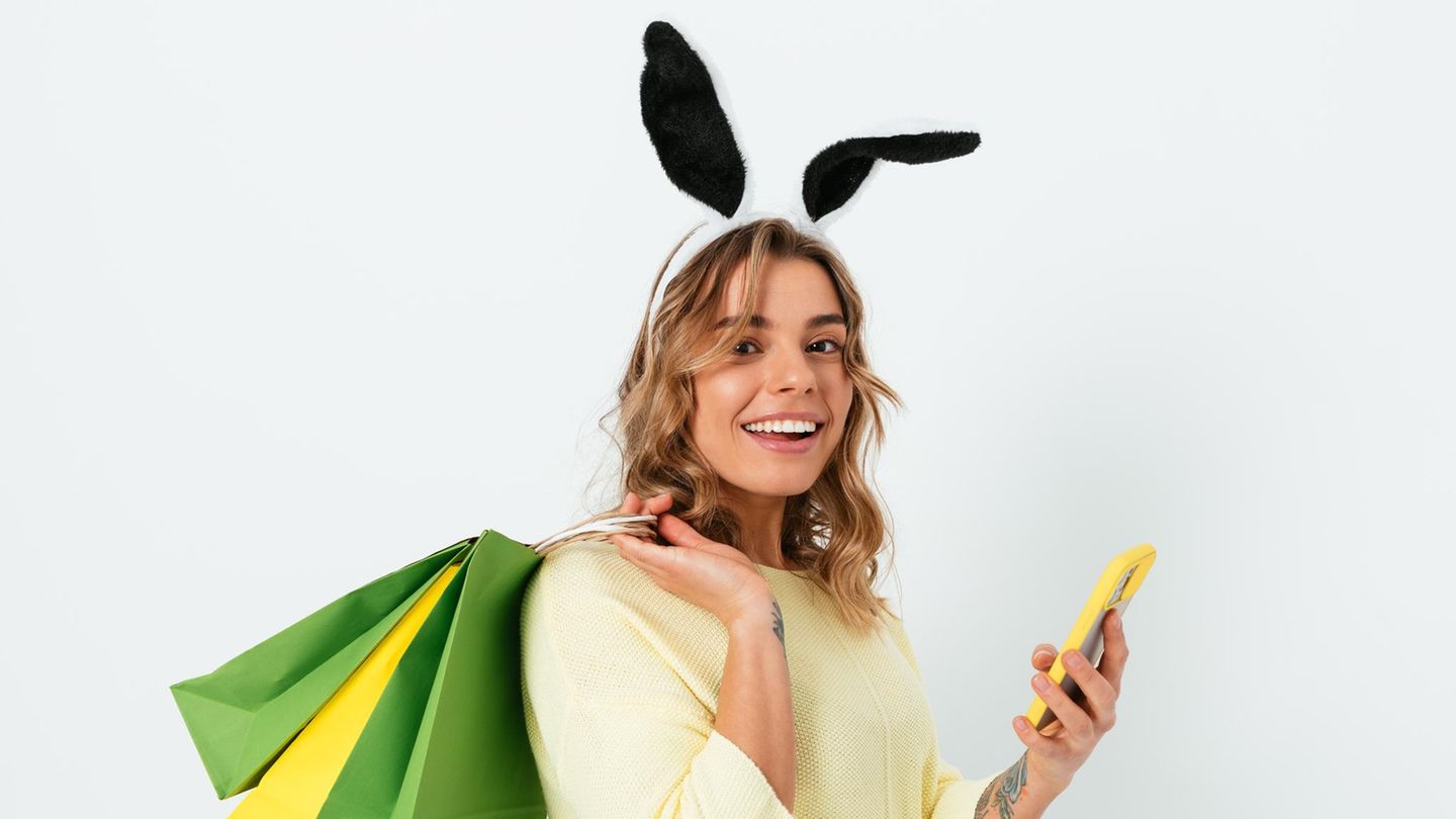 Eine Frau trägt Einkaufstüten und Hasenohren