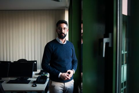 Latif Hamayieh Al-Hommsi, Integrationsbeauftragter in Hessen, steht in seinem Büro