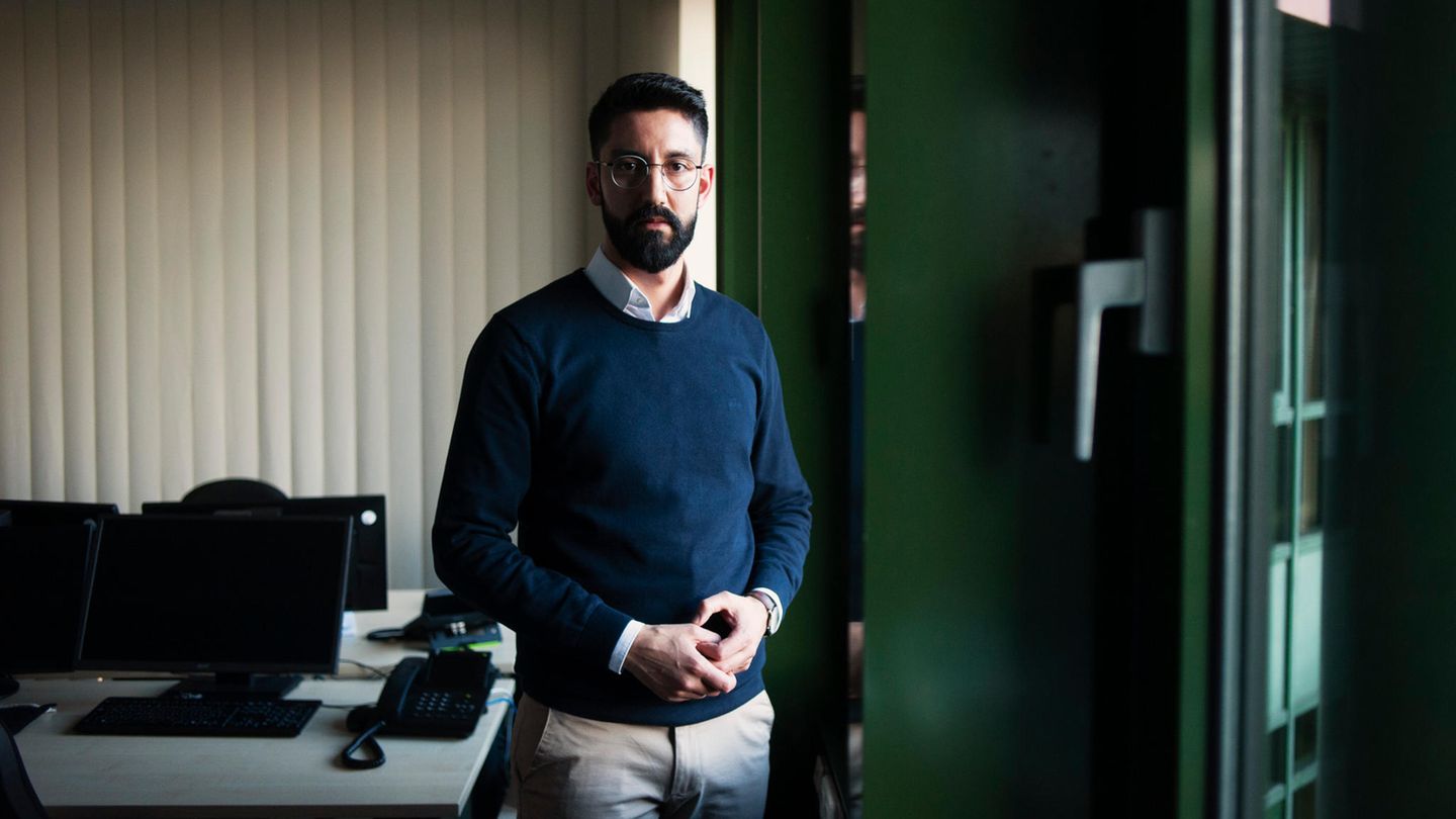 Latif Hamayieh Al-Hommsi, Integrationsbeauftragter in Hessen, steht in seinem Büro
