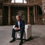 William Clay Ford Junior sitzt auf einem Sessel