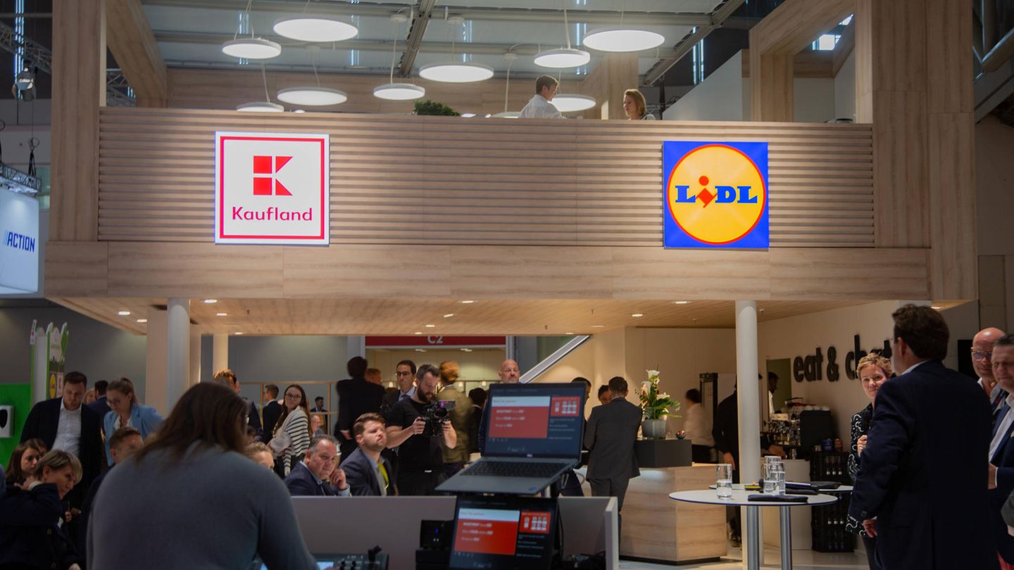 Ein volles Kaufhaus mit Kaufland- und Lidl-Symbol, die zur Schwarz-Gruppe gehören