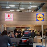 Ein volles Kaufhaus mit Kaufland- und Lidl-Symbol, die zur Schwarz-Gruppe gehören