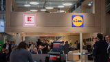 Ein volles Kaufhaus mit Kaufland- und Lidl-Symbol, die zur Schwarz-Gruppe gehören
