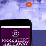 Das Logo von Berkshire Hathaway auf einem Smartphone