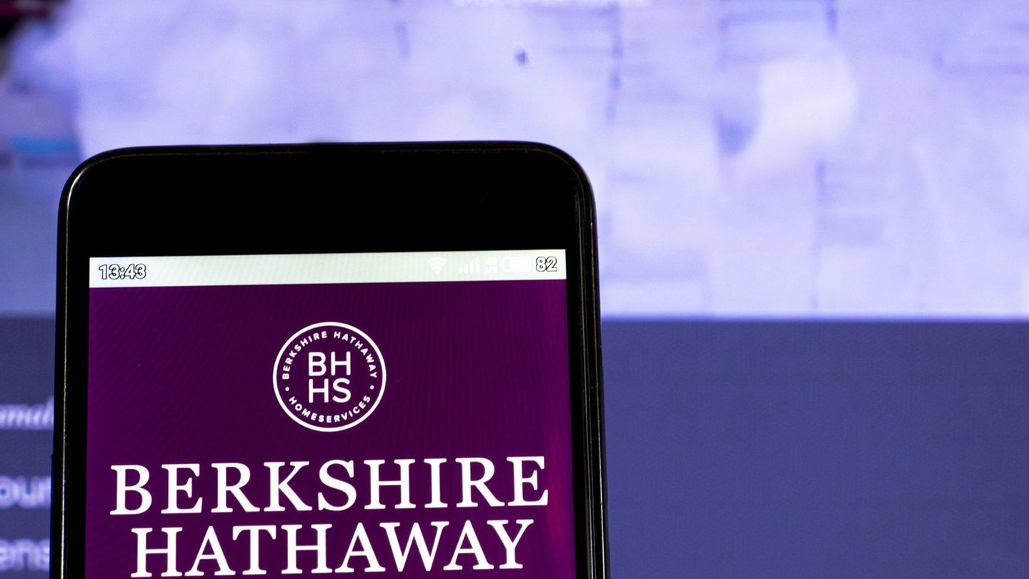 #2 Berkshire Hathaway Das Logo von Berkshire Hathaway auf einem Smartphone