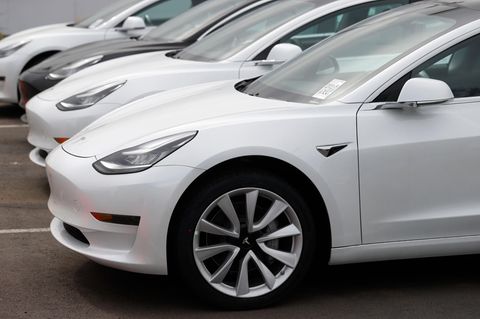 Tesla Model 3-Fahrzeuge stehen nebeneinander
