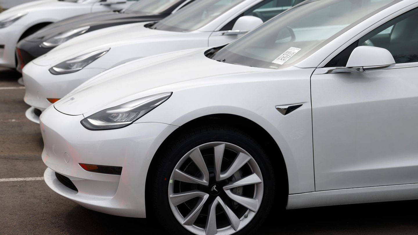 Tesla Model 3-Fahrzeuge stehen nebeneinander