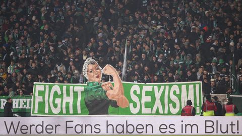 Fans von Werder Bremen zeigen beim Heimspiel ein Banner gegen Sexismus