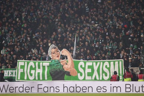 Fans von Werder Bremen zeigen beim Heimspiel ein Banner gegen Sexismus