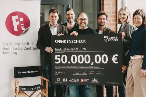Scheckübergabe zur Erforschung von Hirntumoren bei Kindern (v.l.n.r.): Prof. Dr. Ulrich Schüller (Forscher am Kinderkrebs-Zentrum), Manuel Mohnke, Timo Wentzel, Daniel Littau (drei der Initiatoren von Cancel Cancer ),  Wiebke E. Cramer (Geschäftsführerin Kinderkrebs-Zentrum), Susanne Baller (Stiftung stern)
