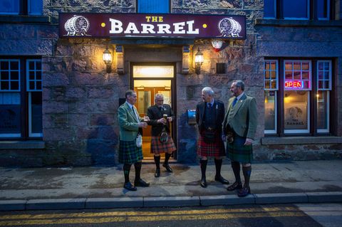 Ein Hoch auf König Charles III.: Mitglieder der "Ballater Highland Games" in Kilts und Sporrans auf dem Weg zum Vereinsfest.