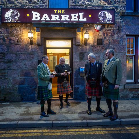 Ein Hoch auf König Charles III.: Mitglieder der "Ballater Highland Games" in Kilts und Sporrans auf dem Weg zum Vereinsfest.