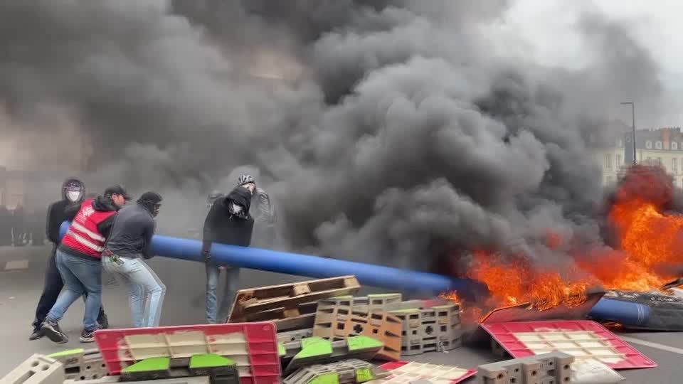Frankreich: Proteste gegen Rentenreform schlagen erneut in Gewalt um: "Sehr ernste Bedrohung"