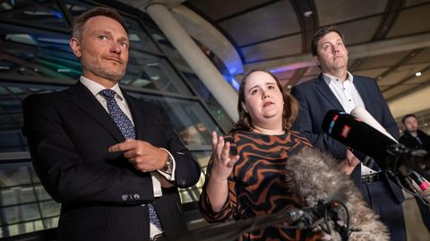 Die Parteichefs der Koalitionsparteien Lars Klingbeil (r., SPD) Ricarda Lang (M., Grüne) und Christian Lindner (FDP)