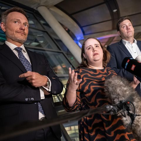 Die Parteichefs der Koalitionsparteien Lars Klingbeil (r., SPD) Ricarda Lang (M., Grüne) und Christian Lindner (FDP)