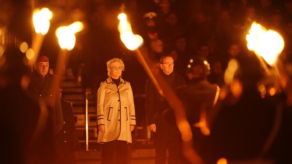 Carsten Breuer (l.), Generalinspekteur der Bundeswehr, und Boris Pistorius (SPD, r.), Bundesminister der Verteidigung, verabschieden die frühere Verteidigungsministerin Christine Lambrecht (SPD) mit einem Großen Zapfenstreich