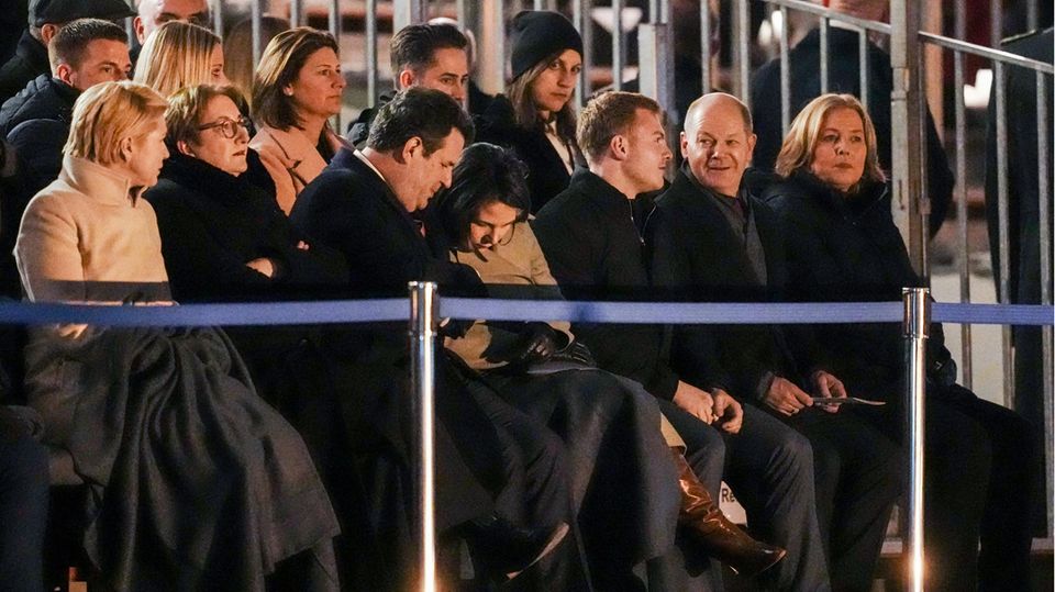 Several politicians are present at the Great Tattoo, including Chancellor Olaf Scholz and Bundestag President Bärbel Bas (both SPD, right).