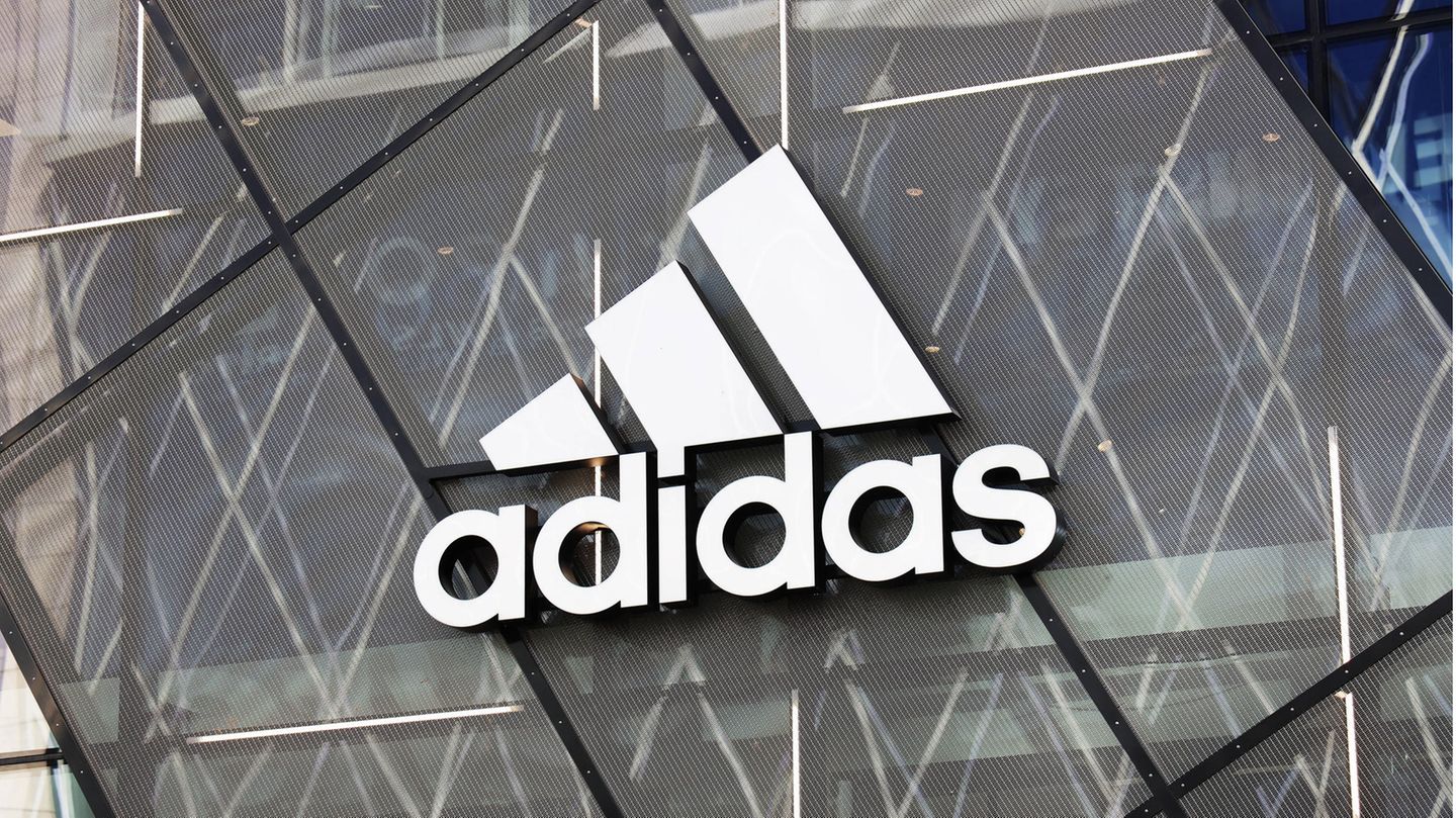 Adidas Logo an einem Geschäft