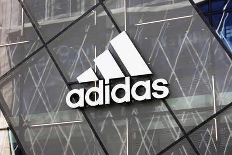 Adidas Logo an einem Geschäft