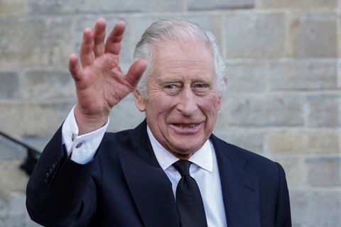 König Charles III. winkt
