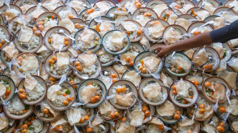 29. März: Vorbereitung ist alles Zahlreiche für das Fastenbrechen im Ramadan vorbereitet Portionen