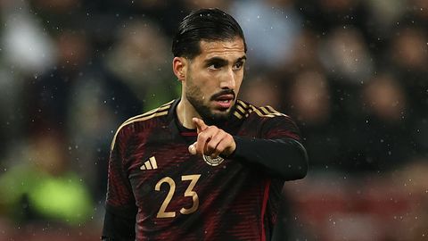 Emre Can zeigt beim Länderspiel gegen Belgien mit dem Finger