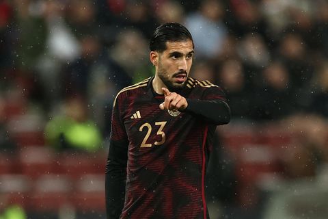 Emre Can zeigt beim Länderspiel gegen Belgien mit dem Finger