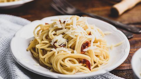 Ein Teller mit Spaghetti Carbonara