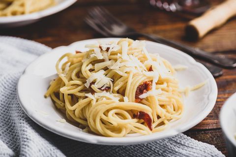 Ein Teller mit Spaghetti Carbonara