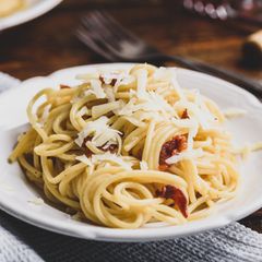 Ein Teller mit Spaghetti Carbonara