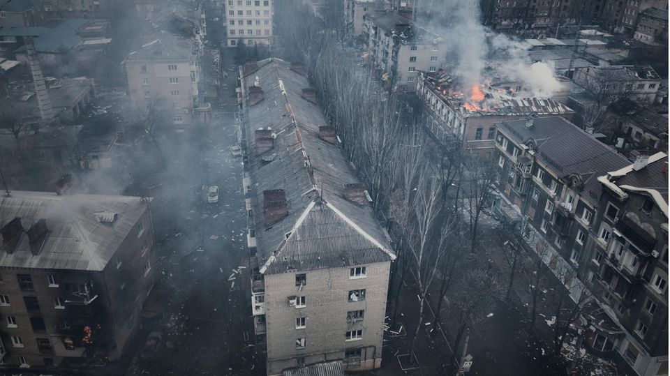 Zwischen Hochhäusern im ukrainischen Bachmut steigt Rauch auf