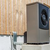 Regelungen für Öl- und Gasheizungen  Es ist kompliziert. Der Einbau neuer Öl- und Gasheizungen ist ab 2024 verboten. Ausnahmen sind Hybridsysteme aus Öl/Gas in Kombination mit einer Wärmepumpe, die so eine Heizwärme aus den geforderten 65 Prozent erneuerbare Energien erzeugen kann, und mit Biomethan befeuerte Gas-Heizungen.  Wer heute eine Öl- und Gasheizung im Keller stehen hat, muss diese nicht austauschen wenn:  - die Heizung jünger als 30 Jahre ist.   - man als Eigentümer schon vor dem 01.02.2002 seine Immobilie bewohnt  - man über 80 Jahre alt ist (Härtefallregelung)  - die Öl/Gas-Heizung eine Brennwertheizung oder Niedertemperatur-Heizung ist  - die Heizung kaputt gehen sollte und repariert werden kann  Perspektivisch sollen sich Besitzer fossiler Heizsysteme jedoch mit einem umweltfreundlichen Ersatz vertraut machen. Um von den zum Teil hohen Fördergeldern zu profitieren, sollten Sanierungen nicht zu weit in die Zukunft verschoben werden. Ist der Heizungsaustausch erst einmal gesetzlich Pflicht, zum Beispiel bei einer Betriebsdauer von über 30 Jahren, gibt es keine Zuschüsse mehr! Das gilt auch für Heizungen die irreparabel defekt sind und ausgetauscht werden müssen.   