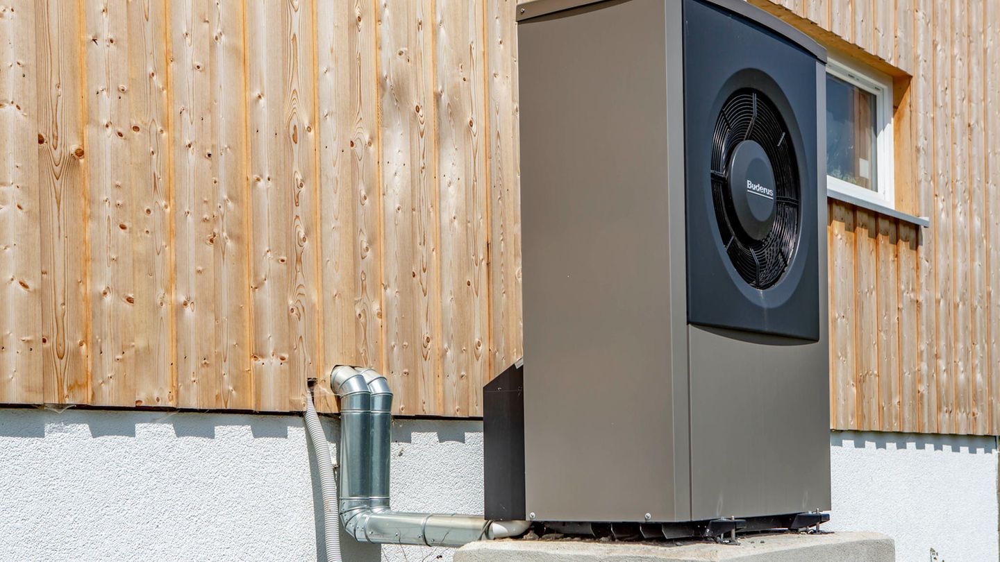 Regelungen für Öl- und Gasheizungen  Es ist kompliziert. Der Einbau neuer Öl- und Gasheizungen ist ab 2024 verboten. Ausnahmen sind Hybridsysteme aus Öl/Gas in Kombination mit einer Wärmepumpe, die so eine Heizwärme aus den geforderten 65 Prozent erneuerbare Energien erzeugen kann, und mit Biomethan befeuerte Gas-Heizungen.  Wer heute eine Öl- und Gasheizung im Keller stehen hat, muss diese nicht austauschen wenn:  - die Heizung jünger als 30 Jahre ist.   - man als Eigentümer schon vor dem 01.02.2002 seine Immobilie bewohnt  - man über 80 Jahre alt ist (Härtefallregelung)  - die Öl/Gas-Heizung eine Brennwertheizung oder Niedertemperatur-Heizung ist  - die Heizung kaputt gehen sollte und repariert werden kann  Perspektivisch sollen sich Besitzer fossiler Heizsysteme jedoch mit einem umweltfreundlichen Ersatz vertraut machen. Um von den zum Teil hohen Fördergeldern zu profitieren, sollten Sanierungen nicht zu weit in die Zukunft verschoben werden. Ist der Heizungsaustausch erst einmal gesetzlich Pflicht, zum Beispiel bei einer Betriebsdauer von über 30 Jahren, gibt es keine Zuschüsse mehr! Das gilt auch für Heizungen die irreparabel defekt sind und ausgetauscht werden müssen.   