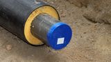 Komfortabel aber teuer: die Fernwärme  Wenn verfügbar, ist sie eine saubere, platzsparende und unkomplizierte Lösung: die Fernwärme. Dabei wird Wärme in Form von heißem Wasser zentral in einem Kraftwerk erzeugt und über ein Versorgungsnetz an Haushalte geliefert – ähnlich wie Strom. Im Keller ersetzt eine kleine Übergabestation den Gaskessel oder die wuchtige Ölheizung samt Öltank. Viele Versorger bieten zusätzlich auch Warmwasser an.  Wer seine alte Heizung austauschen muss und in der Nähe eines Fernwärmenetzes wohnt, sollte sich beim zuständigen Versorger nach einem Anschluss erkundigen. In Deutschland gibt es etwa 1.400 Fernwärmenetze, die meist auf Ballungszentren beschränkt sind. Allerdings muss die Leitung in der Nähe nicht nur vorhanden sein, sondern auch über genügend Kapazität für neue Anschlüsse verfügen.  Die Kosten für einen Fernwärmeanschluss hängen von der Distanz zur Hauptleitung ab und können schnell 10.000 Euro oder mehr betragen, da die Strecke bis zum Haus aufwendig aufgegraben werden muss. Das BAFA fördert den Anschluss an die Fernwärme mit bis zu 30 % der Kosten.  Ein Nachteil: Der Komfort wird im laufenden Betrieb oft teuer erkauft. Anders als bei Strom- oder Internetanschlüssen gibt es bei der Fernwärme keine Konkurrenz zwischen Stadtwerken. Verbraucher sind daher den – zum Teil erheblichen – Preissteigerungen der Anbieter ausgeliefert.