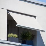 Geförderte Schatten: 15 Prozent für Rollläden und Markisen  Zum energieeffizienten Haus gehört nicht nur die Dämmung gegen Kälteverlust im Winter, sondern ebenfalls der Schutz vor Aufheizen des Wohnraumes im Sommer. Die BAFA fördert daher auch Schattenspender wie Außen-Rollläden, Dachfenster mit eingebauten Außen-Rollläden und Markisen, sofern sie parallel zum Fenster in der Gebäudehülle verlaufen. Wer die Terrasse also ohnehin mit einer großen Markise beschatten wollte, kann sich den Wunsch mit Fördermitteln verwirklichen.