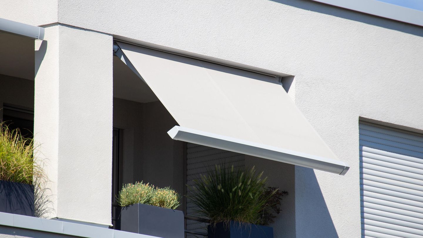 Wärmepumpe, Dämmung, Fenster: Geförderte Schatten: 15 Prozent für Rollläden und Markisen Zum energieeffizienten Haus gehört nicht nur die Dämmung gegen Kälteverlust im Winter, sondern ebenfalls der Schutz vor Aufheizen des Wohnraumes im Sommer. Die BAFA fördert daher auch Schattenspender wie Außen-Rollläden, Dachfenster mit eingebauten Außen-Rollläden und Markisen, sofern sie parallel zum Fenster in der Gebäudehülle verlaufen. Wer die Terrasse also ohnehin mit einer großen Markise beschatten wollte, kann sich den Wunsch mit Fördermitteln verwirklichen. Geförderte Schatten: 15 Prozent für Rollläden und Markisen Zum energieeffizienten Haus gehört nicht nur die Dämmung gegen Kälteverlust im Winter, sondern ebenfalls der Schutz vor Aufheizen des Wohnraumes im Sommer. Die BAFA fördert daher auch Schattenspender wie Außen-Rollläden, Dachfenster mit eingebauten Außen-Rollläden und Markisen, sofern sie parallel zum Fenster in der Gebäudehülle verlaufen. Wer die Terrasse also ohnehin mit einer großen Markise beschatten wollte, kann sich den Wunsch mit Fördermitteln verwirklichen.