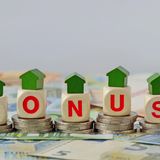 Boni mitnehmen!  Nutzen Sie das Bonussystem für das Maximum an Förderung von der BAFA. Boni werden zur Basisförderung addiert, wenn bestimmte Vorgaben erfüllt sind. Beispiel Wärmepumpe: Grundsätzlich übernimmt die BAFA 30 Prozent der Kosten für eine neue Wärmepumpe. Noch einmal 20 Prozent dazu gibt es als "Heizungstausch-Bonus", wenn die Wärmepumpe eine alte fossile Heizung ersetzt. Noch einmal fünf Prozent "Effizienz-Bonus" gibt es, wenn die Wärmepumpe Grundwasser oder Abwasser oder Erdwärme als Wärmequelle nutzt.   Weitere Boni gibt es, wenn zusammen mit einem zertifizierten Energieberater ein sogenannter iSFP erstellt wurde, ein individueller Sanierungs-Fahrplan. Bei der Dämmung, Anlagentechnik und der Heizungsoptimierung sind das zu den 15 Prozent Basisförderung noch einmal fünf Prozent zusätzlich.