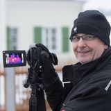 EEE = Energieeffizienz-Experte, ohne ihn geht es kaum  Seit 2020 ist bei bestimmten Sanierungen, wie beispielsweise der Außendämmung eines Hauses, ein Energieberater Pflicht. Die Beratung umfasst ein Erstgespräch, einen Gebäudecheck vor Ort sowie die Erstellung eines individuellen Sanierungsfahrplans. Die Kosten liegen je nach Größe des Hauses zwischen 1.700 und 2.400 Euro, können jedoch durch das BAFA (Bundesamt für Wirtschaft und Ausfuhrkontrolle) mit bis zu 1.700 Euro gefördert werden.  Wird der Energieberater zusätzlich als Baubegleiter für die Umsetzung beauftragt, übernimmt das BAFA 50 Prozent der Begleitungskosten. Der Baubegleiter überwacht nicht nur die Arbeiten, sondern bescheinigt auch deren ordnungsgemäße Durchführung. Diese Bescheinigungen – einschließlich des technischen Projektnachweises (TPN) – sind Voraussetzung, um Fördergelder zu erhalten.  Wichtig: Eine doppelte Förderung ist ausgeschlossen. Geförderte Sanierungsmaßnahmen können nicht zusätzlich steuerlich geltend gemacht werden. Diese Liste mit zertifizierten "EEE" erleichtert die Suche nach einem Experten in der Nähe.