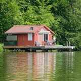 Geförderter Urlaub: Ferienhäuser, Ferienwohnungen und Wochenendhäuser  Auch die eigenen kleinen Alltagsfluchten stuft das GEG (GEG § 3 Nr. 33) als Wohngebäude und damit als förderwürdig ein. Wer entsprechende Ferienimmobilien besitzt, kann hier die gleichen Förderungen beantragen wie für ein normales Wohnhaus.