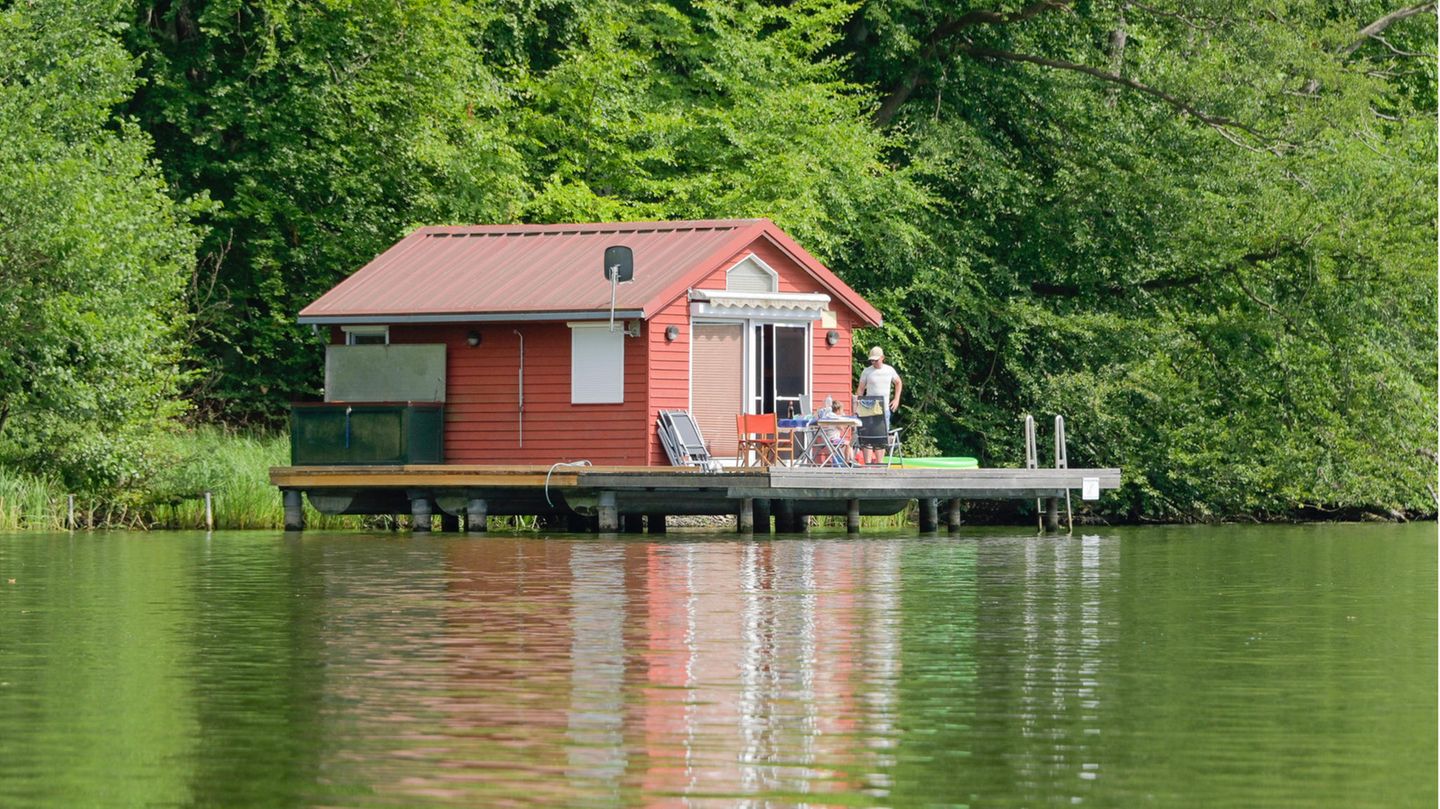 Wärmepumpe, Dämmung, Fenster: Geförderter Urlaub: Ferienhäuser, Ferienwohnungen und Wochenendhäuser Auch die eigenen kleinen Alltagsfluchten stuft das GEG (GEG § 3 Nr. 33) als Wohngebäude und damit als förderwürdig ein. Wer entsprechende Ferienimmobilien besitzt, kann hier die gleichen Förderungen beantragen wie für ein normales Wohnhaus. Geförderter Urlaub: Ferienhäuser, Ferienwohnungen und Wochenendhäuser Auch die eigenen kleinen Alltagsfluchten stuft das GEG (GEG § 3 Nr. 33) als Wohngebäude und damit als förderwürdig ein. Wer entsprechende Ferienimmobilien besitzt, kann hier die gleichen Förderungen beantragen wie für ein normales Wohnhaus.