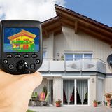 Glasklar: 15 Prozent auf isolierende Fenster und Türen  Die Anforderungen an Fenster sind eher moderat. Das Gebäude-Energie-Gesetz GEG verlangt von förderwürdigen Fenstern mindestens einen U-Wert von 1,30. Das erreichen heute Standard-Isolierfenster mit zwei Scheiben. Wer ohnehin das Haus von außen dämmen möchte, sollte sich moderne wärmeisolierende Fenster mit drei Scheiben durchrechnen, die U-Werte von unter 1.0 erreichen. Förderungswürdig sind auch Haustüren und Türen zu unbeheizten Räumen wie Keller und Dachboden! Muss wegen des neuen Fensters eine neue Fensterbank her oder gar ein neuer Heizkörper, weil der alte Heizkörper wegen der neuen Fenstermaße nicht passt, so wird auch der Austausch gefördert.