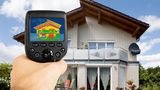 Glasklar: 15 Prozent auf isolierende Fenster und Türen  Die Anforderungen an Fenster sind eher moderat. Das Gebäude-Energie-Gesetz GEG verlangt von förderwürdigen Fenstern mindestens einen U-Wert von 1,30. Das erreichen heute Standard-Isolierfenster mit zwei Scheiben. Wer ohnehin das Haus von außen dämmen möchte, sollte sich moderne wärmeisolierende Fenster mit drei Scheiben durchrechnen, die U-Werte von unter 1.0 erreichen. Förderungswürdig sind auch Haustüren und Türen zu unbeheizten Räumen wie Keller und Dachboden! Muss wegen des neuen Fensters eine neue Fensterbank her oder gar ein neuer Heizkörper, weil der alte Heizkörper wegen der neuen Fenstermaße nicht passt, so wird auch der Austausch gefördert.