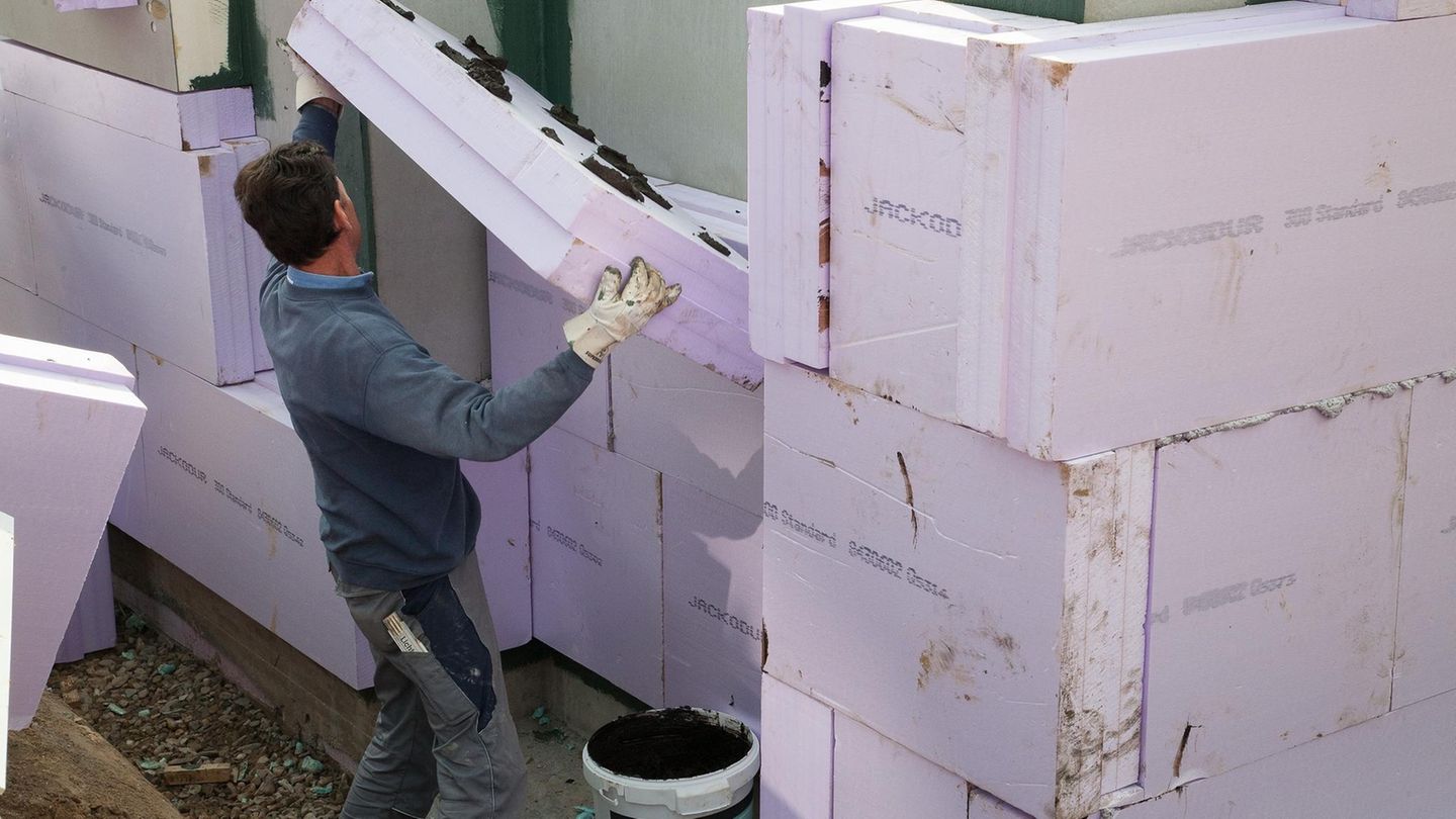 Wärmepumpe, Dämmung, Fenster: Dämmen rundum, der Staat ist mit bis zu 20 Prozent dabei Die Außenwand-Dämmung ist die Grundlage aller mit Niedrigtemperaturen betriebenen Heizsysteme. Je weniger von der mühsam erzeugten Heizwärme das Haus verlässt, desto schneller wird das Haus warum und bleibt es auch. Nach der Dachdämmung ist die Außenwandisolierung die wichtigste energetische Maßnahme. Die Förderung von bis zu 20 Prozent bezieht sich auf alle anfallenden Arbeiten, von der Vorbereitung der Außenwände, dem Gerüstbau, Erdaushub, dem Abtrennen von nicht thermisch getrennten Balkonen, dem Aufbringen von Dämmung beziehungsweise dem Einblasen von Kerndämmung und dem Verklinkern mit Riemchen. Die Förderung gibt es nur ab einer bestimmten Dämmqualität. So fordert das GEG bei der Außenwanddämmung einen U-Wert von 0,24, was eine Dämmstoffstärke von mindestens 12 – 16 cm entspricht. Die geforderten Dämmstärken gibt es auf dieser Übersicht. Auf Einzelmaßnahmen wie der Außenwanddämmung gibt es grundsätzlich 15 Prozent Förderung. Noch einmal fünf Prozent obendrauf werden gewährt, wenn das Vorhaben Teil eines individuellen Sanierungs-Fahrplans (iSFP) ist, der von einem Energieberater erstellt wurde. Da eine Hausdämmung schnell 60.000 Euro kosten kann, würde davon der Staat also im besten Fall 12.000 Euro übernehmen. Dämmen rundum, der Staat ist mit bis zu 20 Prozent dabei Die Außenwand-Dämmung ist die Grundlage aller mit Niedrigtemperaturen betriebenen Heizsysteme. Je weniger von der mühsam erzeugten Heizwärme das Haus verlässt, desto schneller wird das Haus warum und bleibt es auch. Nach der Dachdämmung ist die Außenwandisolierung die wichtigste energetische Maßnahme. Die Förderung von bis zu 20 Prozent bezieht sich auf alle anfallenden Arbeiten, von der Vorbereitung der Außenwände, dem Gerüstbau, Erdaushub, dem Abtrennen von nicht thermisch getrennten Balkonen, dem Aufbringen von Dämmung beziehungsweise dem Einblasen von Kerndämmung und dem Verklinkern mit Riemchen. Die Förderung gibt es nur ab einer bestimmten Dämmqualität. So fordert das GEG bei der Außenwanddämmung einen U-Wert von 0,24, was eine Dämmstoffstärke von mindestens 12 – 16 cm entspricht. Die geforderten Dämmstärken gibt es auf dieser Übersicht. Auf Einzelmaßnahmen wie der Außenwanddämmung gibt es grundsätzlich 15 Prozent Förderung. Noch einmal fünf Prozent obendrauf werden gewährt, wenn das Vorhaben Teil eines individuellen Sanierungs-Fahrplans (iSFP) ist, der von einem Energieberater erstellt wurde. Da eine Hausdämmung schnell 60.000 Euro kosten kann, würde davon der Staat also im besten Fall 12.000 Euro übernehmen.