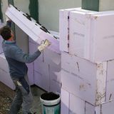 Dämmen rundum, der Staat ist mit bis zu 20 Prozent dabei  Die Außenwand-Dämmung ist die Grundlage aller mit Niedrigtemperaturen betriebenen Heizsysteme. Je weniger von der mühsam erzeugten Heizwärme das Haus verlässt, desto schneller wird das Haus warum und bleibt es auch. Nach der Dachdämmung ist die Außenwandisolierung die wichtigste energetische Maßnahme. Die Förderung von bis zu 20 Prozent bezieht sich auf alle anfallenden Arbeiten, von der Vorbereitung der Außenwände, dem Gerüstbau, Erdaushub, dem Abtrennen von nicht thermisch getrennten Balkonen, dem Aufbringen von Dämmung beziehungsweise dem Einblasen von Kerndämmung und dem Verklinkern mit Riemchen. Die Förderung gibt es nur ab einer bestimmten Dämmqualität. So fordert das GEG bei der Außenwanddämmung einen U-Wert von 0,24, was eine Dämmstoffstärke von mindestens 12 – 16 cm entspricht. Die geforderten Dämmstärken gibt es auf dieser Übersicht.   Auf Einzelmaßnahmen wie der Außenwanddämmung gibt es grundsätzlich 15 Prozent Förderung. Noch einmal fünf Prozent obendrauf werden gewährt, wenn das Vorhaben Teil eines individuellen Sanierungs-Fahrplans (iSFP) ist, der von einem Energieberater erstellt wurde. Da eine Hausdämmung schnell 60.000 Euro kosten kann, würde davon der Staat also im besten Fall 12.000 Euro übernehmen.