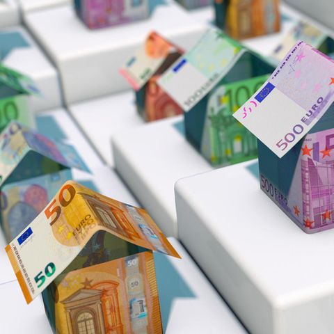 Abkürzungs-Wirrwarr: Wie GEG, BEG und BAFA zusammenhängen  Behörden lieben Abkürzungen. Wer sich wegen des Gebäude-Energie-Gesetzes GEG mit der Sanierung seiner Immobilie beschäftigt, stößt schnell auf die nächste Abkürzung: BEG – die Bundesförderung für effiziente Gebäude. In der BEG sind die zahlreichen früheren Einzelförderungen von energetischen Sanierungen zusammengefasst. Die meisten Hausbesitzer und Eigentümergemeinschaften fallen in die Regelungen des BEG-EM, der Bundesförderung für Einzelmaßnahmen der energetischen Sanierung. Da der Gesetzgeber das BEG laufend erneuert sind weitere Abkürzungen hinzugekommen. Ab Januar 2024 hat das "BEG-PT" das BEG-EM ersetzt. PT steht für Prüftool und ist ein eher behördeninterner Hinweis auf das neu eingeführte digitale Prüfverfahren. Für Verbraucher interessanter ist das im Juli 2024 eingeführte "BEG-ZB", einer Förderung für Haushalte unterhalb von 40.000 Euro zu versteuerndem Jahreseinkommens.   Die Förderungen von Einzelmaßnahmen liegt seit 2021 beim Bundesamt für Wirtschaft und Ausfuhrkontrolle BAFA. Einzelmaßnahmen sind zum Beispiel die Dämmung, der Einbau wärmeisolierender Fenster oder der Austausch von Öl- oder Gas-Heizungen gegen Wärmepumpen. Dabei übernimmt die BAFA einen bestimmten Prozentsatz der Rechnungen. Was dafür zu tun ist, erklärt die BAFA Schritt für Schritt hier.  Was wie und in welchem Umfang gefördert wird, ist mitunter komplex, vor allem wenn die Arbeiten verschiedene Gewerke umfassen. Grundsätzlich gilt: Die förderfähigen Kosten sind bei 60.000 Euro pro Jahr auf zehn Jahre gedeckelt, insgesamt also 600.000 Euro.  Für alle, die sich bereits mit der energetischen Sanierung ihres Haues beschäftig haben, hat die BAFA eine umfangreiche FAQ zusammengestellt.