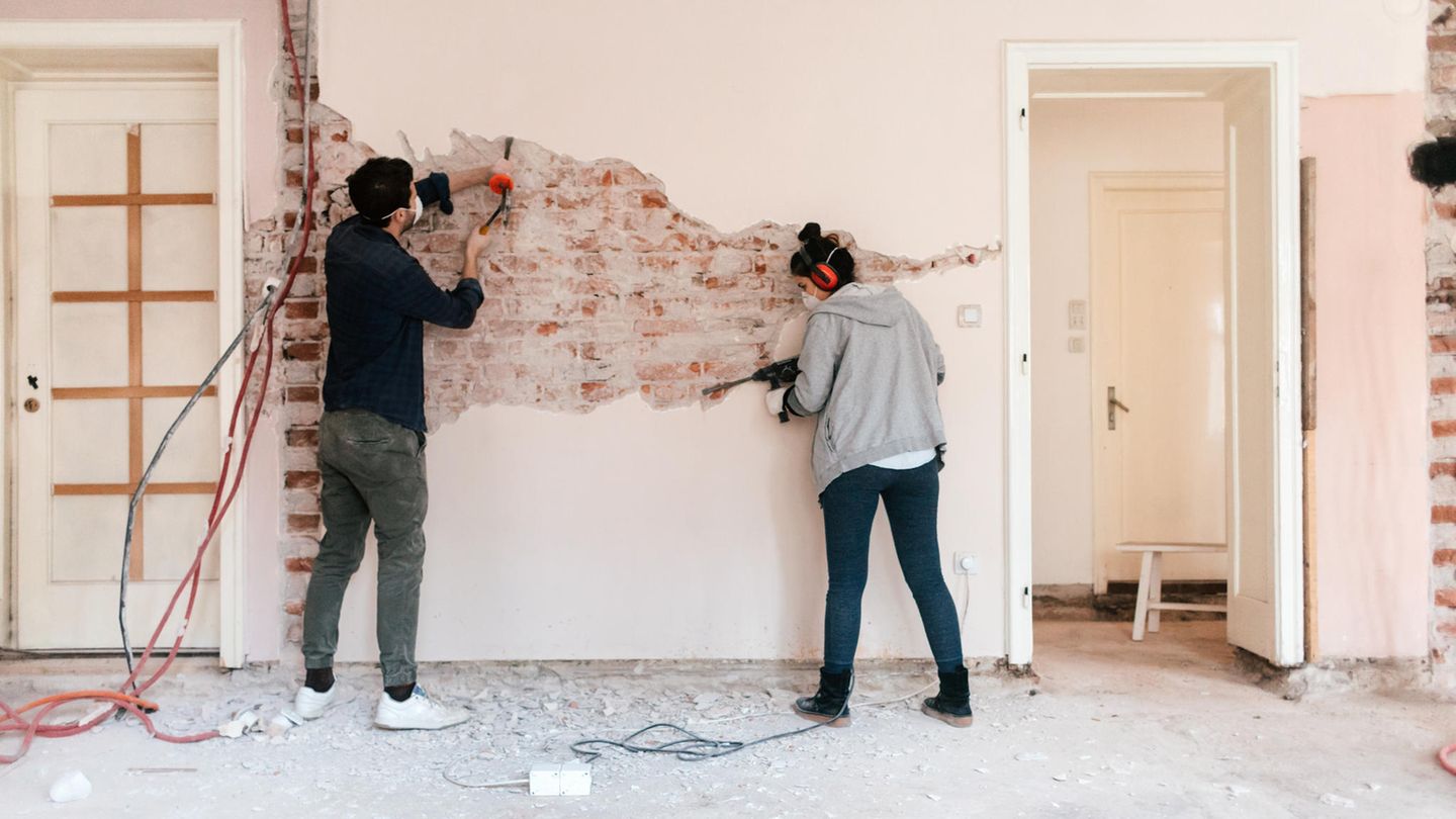 Wärmepumpe, Dämmung, Fenster: Do-it-Yourself: Auch Eigenleistung wird gefördert Wer handwerklich geschickt ist und bestimmte Sanierungen wie zum Beispiel Dämmungen in Eigenleistung durchführen möchte, kann sich zwar nicht die eigene Arbeit, wohl aber die Materialkosten zum Teil vom Staat bezahlen lassen. Voraussetzung: Die Arbeiten und die Rechnungen sind von einem Energieberater zu prüfen und zu beglaubigen, sämtliche Rechnungen müssen auf den Namen des Antragstellers ausgestellt sein und dürfen nur förderfähiges Baumaterial enthalten. Do-it-Yourself: Auch Eigenleistung wird gefördert Wer handwerklich geschickt ist und bestimmte Sanierungen wie zum Beispiel Dämmungen in Eigenleistung durchführen möchte, kann sich zwar nicht die eigene Arbeit, wohl aber die Materialkosten zum Teil vom Staat bezahlen lassen. Voraussetzung: Die Arbeiten und die Rechnungen sind von einem Energieberater zu prüfen und zu beglaubigen, sämtliche Rechnungen müssen auf den Namen des Antragstellers ausgestellt sein und dürfen nur förderfähiges Baumaterial enthalten.
