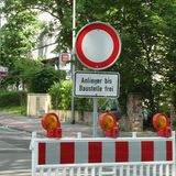 Auch das Drumherum wird gefördert  Bevor die Arbeiten einer Außenwanddämmung überhaupt beginnen, wird eine Menge neues Material angeliefert und altes abtransportiert. Die Lkw brauchen reservierte Verkehrsflächen, die Baustelle muss eingerichtet, abgesperrt und Schilder aufgestellt werden. Auch diese sogenannten Umfeldarbeiten sind im Förderkatalog aufgeführt.